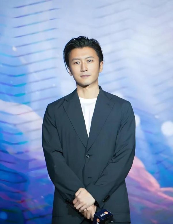 聚合财富 谢霆锋演唱会深情献唱王菲，儿子却被冷落？内幕没那么简单