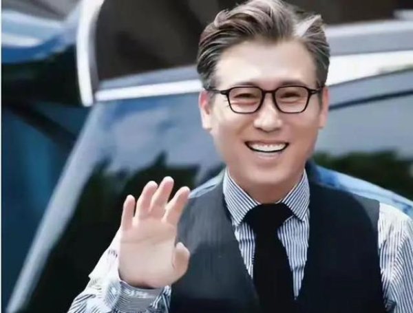 沪深策略联盟 26年配角熬成角儿，李乃文靠综艺爆红，却因剪彩失礼翻车？